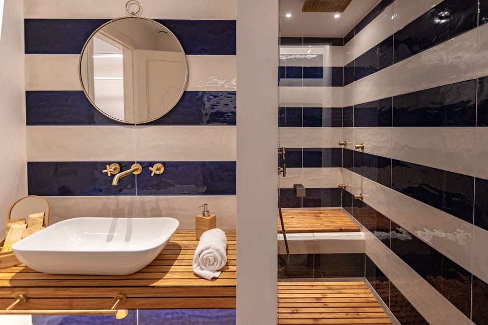 Deluxe Room | Bathroom | Hair dryer, slippers, bidet, towels