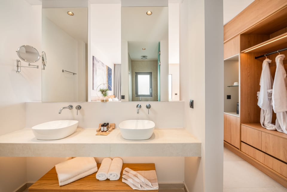 Junior Suite Hot Tub Sea View | Bathroom | Shower, free toiletries, hair dryer, slippers