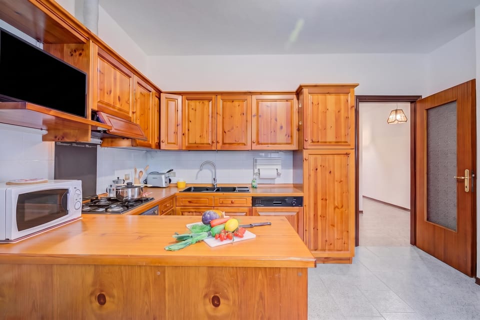 Family Apartment, 3 Bedrooms, Balcony, Mountainside (Zio Enry Terrace Apartment in Orta) | Private kitchen