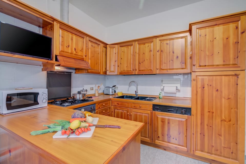 Family Apartment, 3 Bedrooms, Balcony, Mountainside (Zio Enry Terrace Apartment in Orta) | Private kitchen
