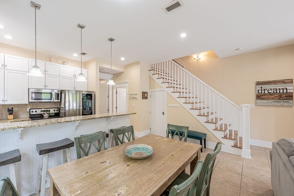 Dining Area and Breakfast Bar