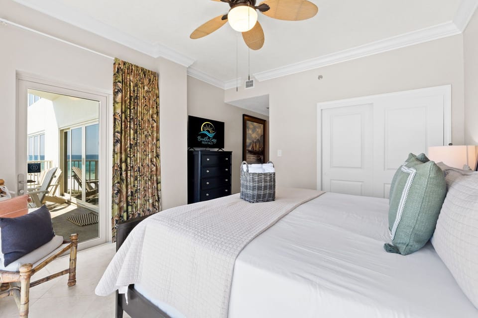 Relax in your King master with direct beach and Gulf views.