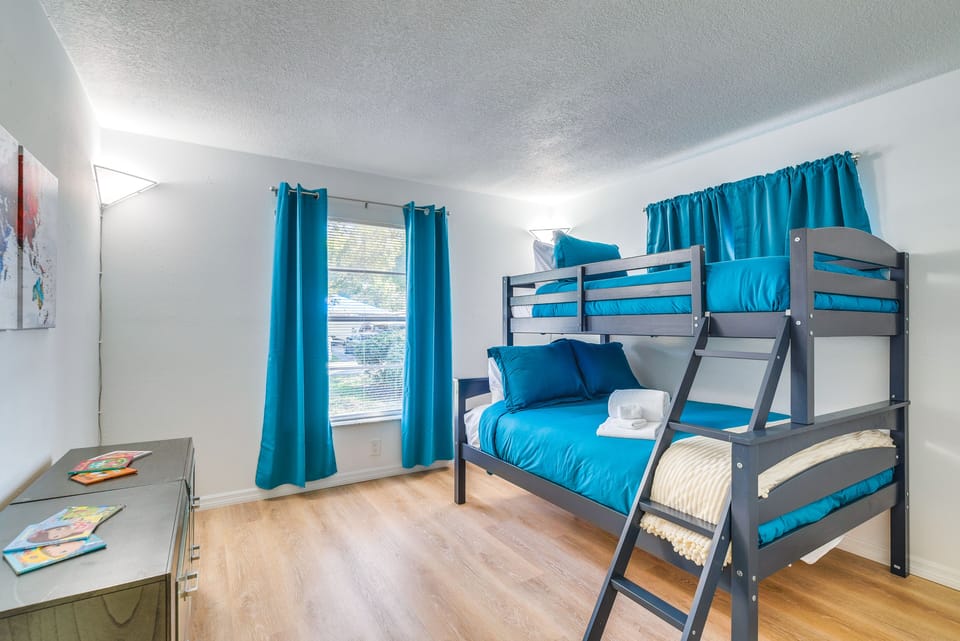 Home w/ Screened Porch, Near Weeki Wachee Springs! Cottage in Spring Hill