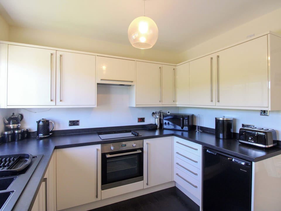 Cottage | Private kitchen | Fridge, dishwasher, electric kettle, toaster