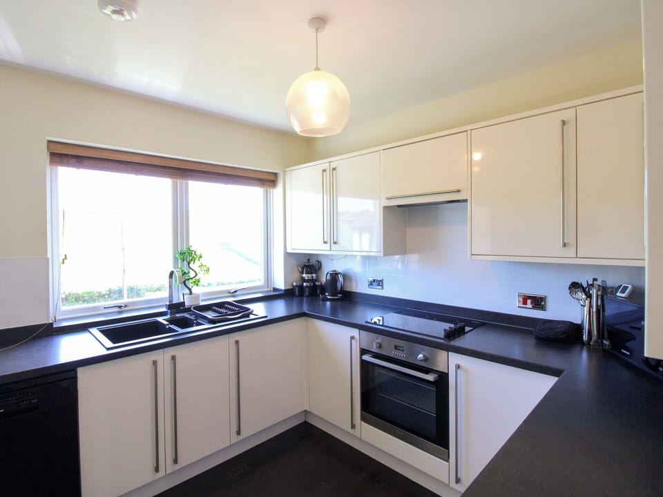 Cottage | Private kitchen | Fridge, dishwasher, electric kettle, toaster