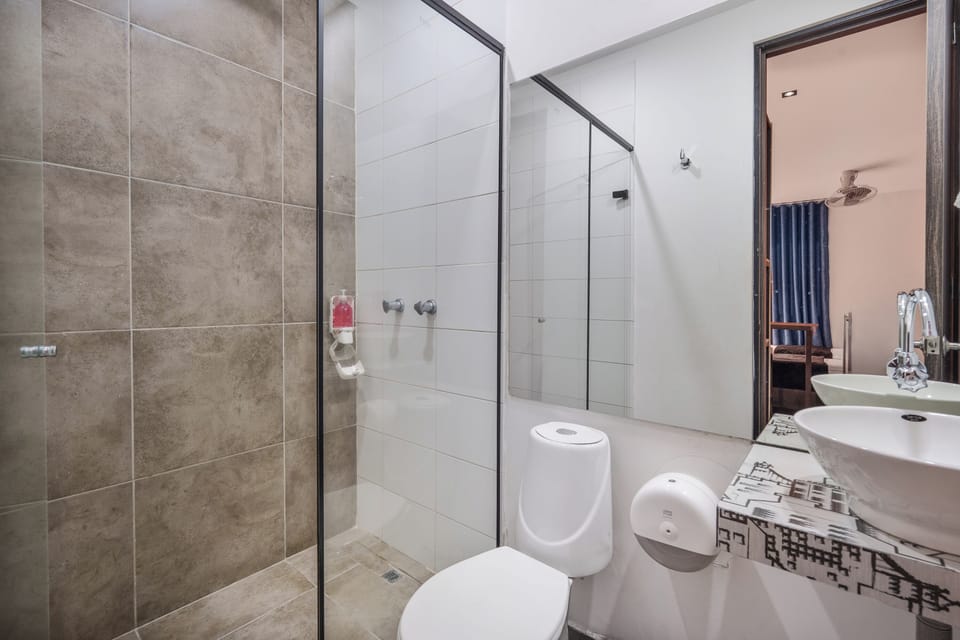 Standard Twin Room | Bathroom | Shower, rainfall showerhead, hair dryer, towels