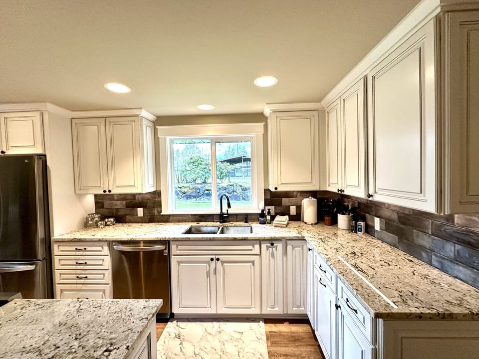 Gorgeous brand new kitchen with luxury cabinets, granite & appliances!