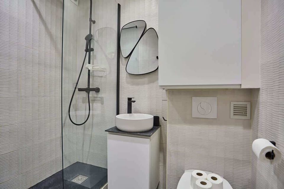 SALLE DE BAIN AVEC TOILETTE