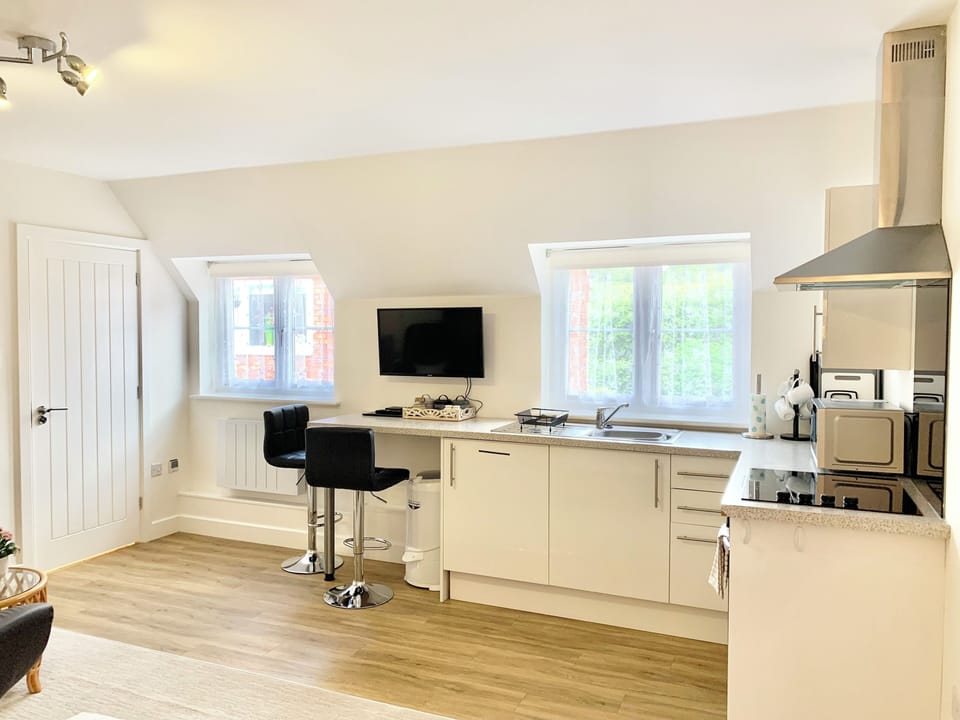 Kitchenette with Breakfast Bar