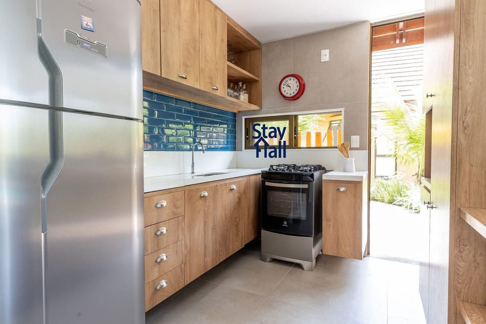 Bungalow | Private kitchen | Fridge, microwave, oven, cookware/dishes/utensils