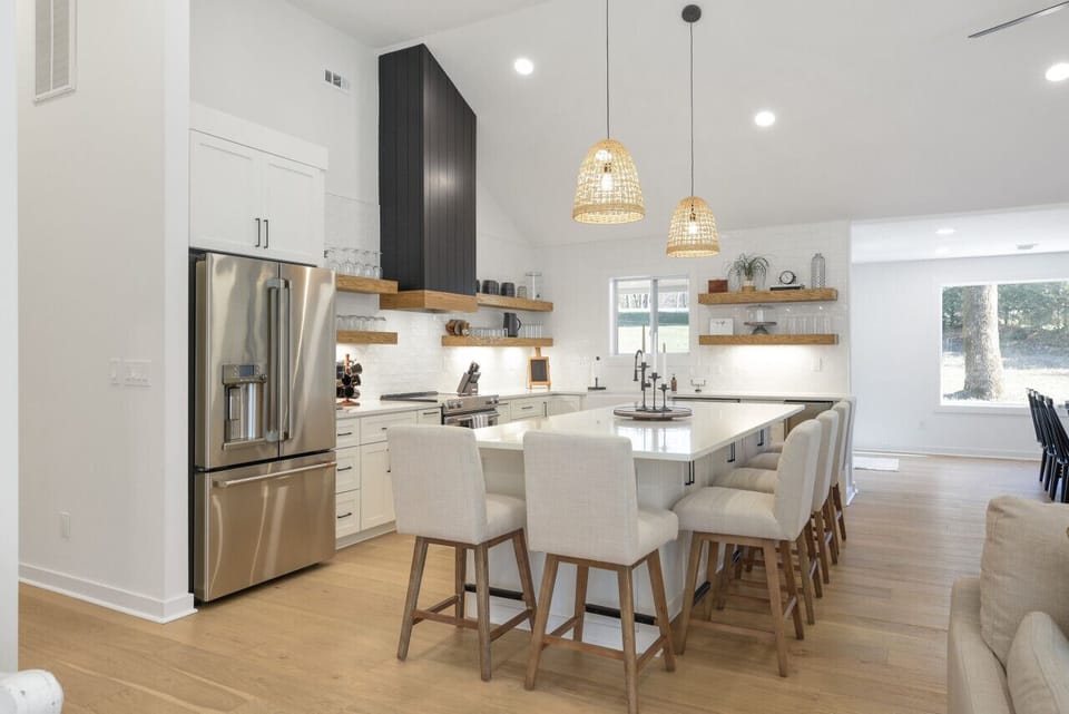 Fully equipped kitchen with stainless steel appliances, k-cup coffee machine and separate icemaker