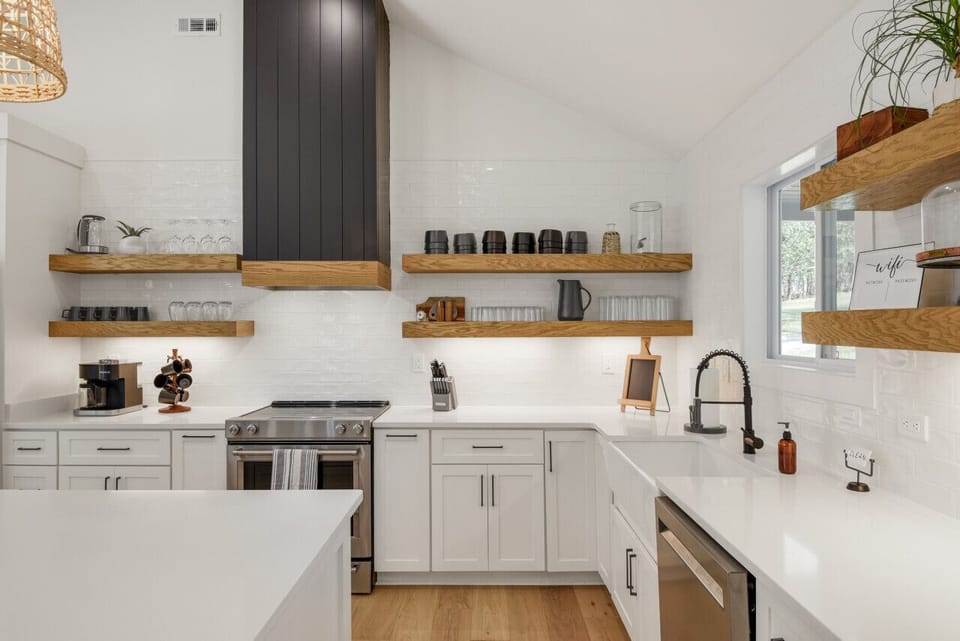 Fully equipped kitchen with stainless steel appliances, k-cup coffee machine and separate icemaker