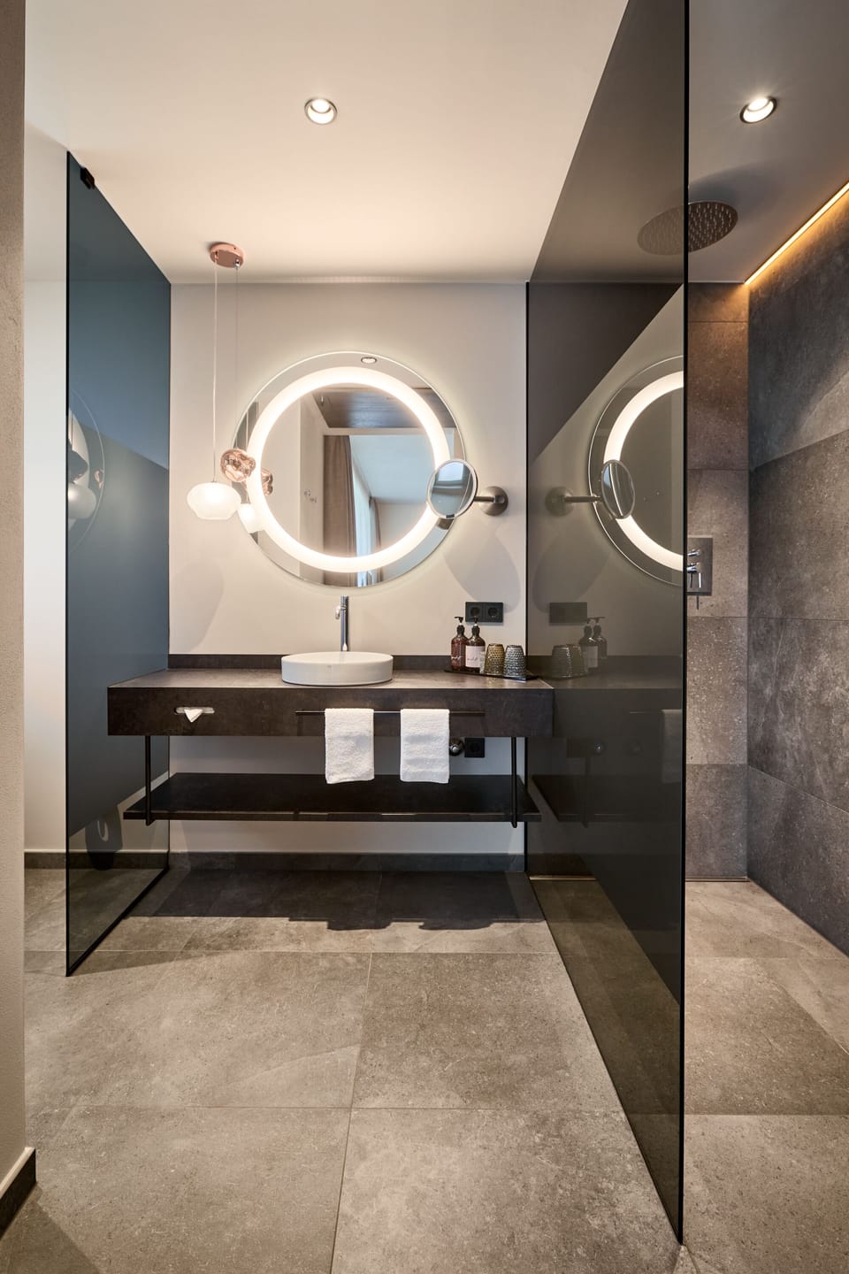 Superior Double Room | Bathroom | Shower, rainfall showerhead, free toiletries, hair dryer