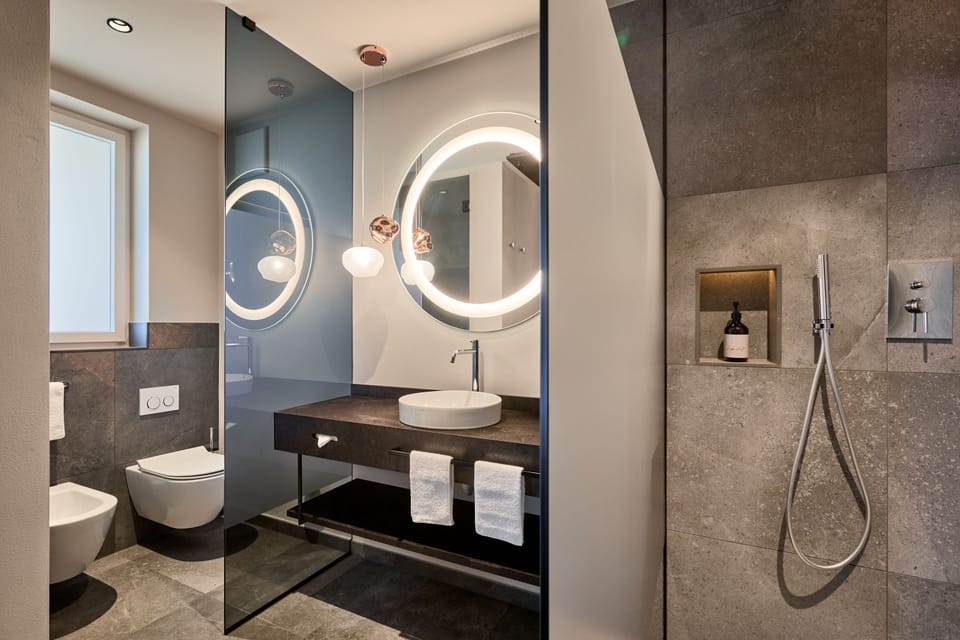 Deluxe Double Room | Bathroom | Shower, rainfall showerhead, free toiletries, hair dryer