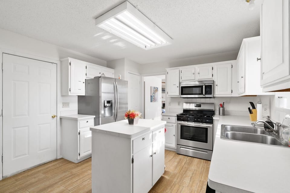 Spacious kitchen with a small island to prepare your favorite dishes.
