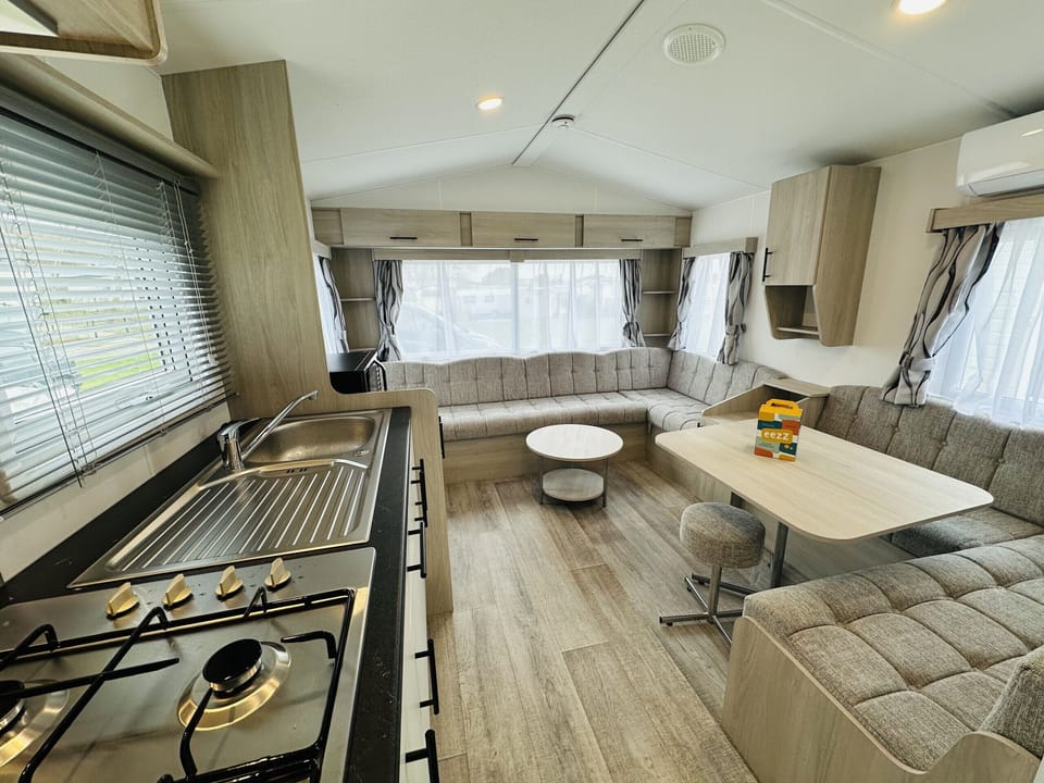 The kitchen and living room of Camping de Duindoorn 58 - EEZZ