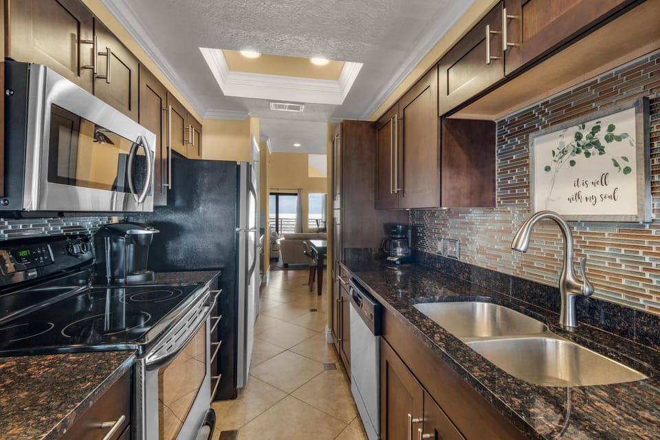 Apartment, Multiple Beds (Palm Beach Club 3-235) | Private kitchen | Oven, toaster, paper towels