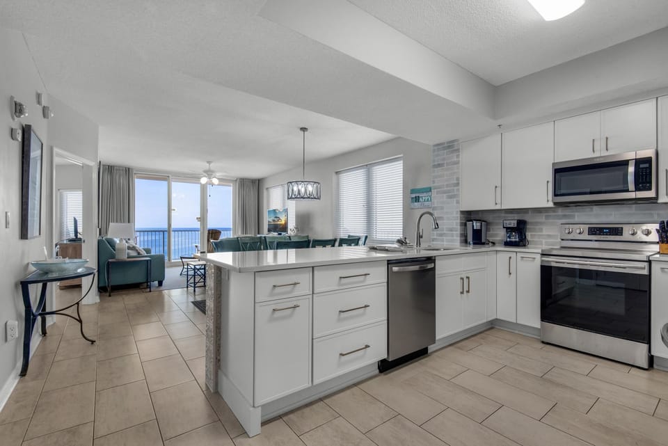 Apartment, Multiple Beds (Summerwind Center 1304) | Private kitchen | Oven, toaster, paper towels
