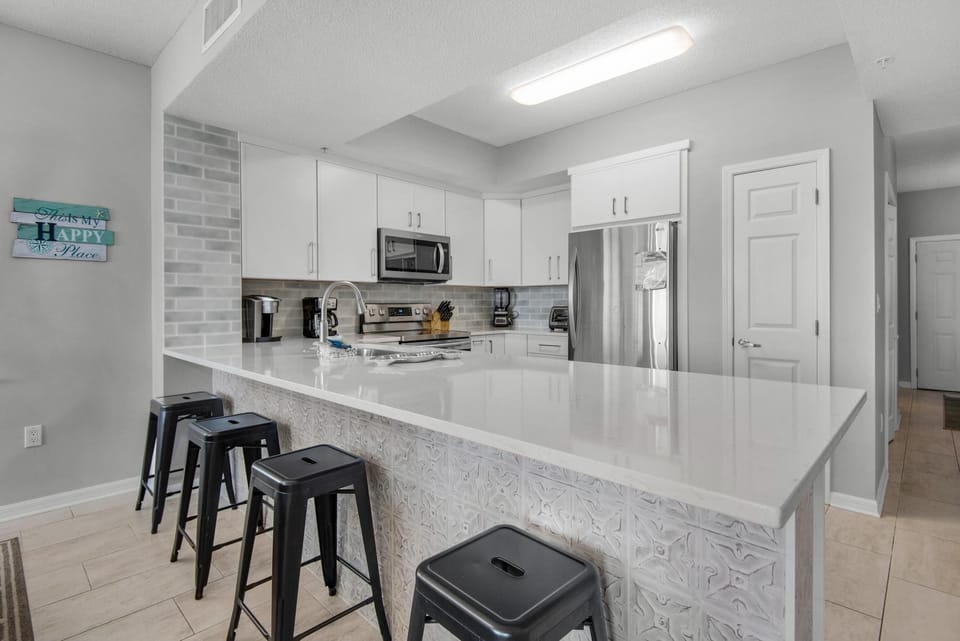Apartment, Multiple Beds (Summerwind Center 1304) | Private kitchen | Oven, toaster, paper towels