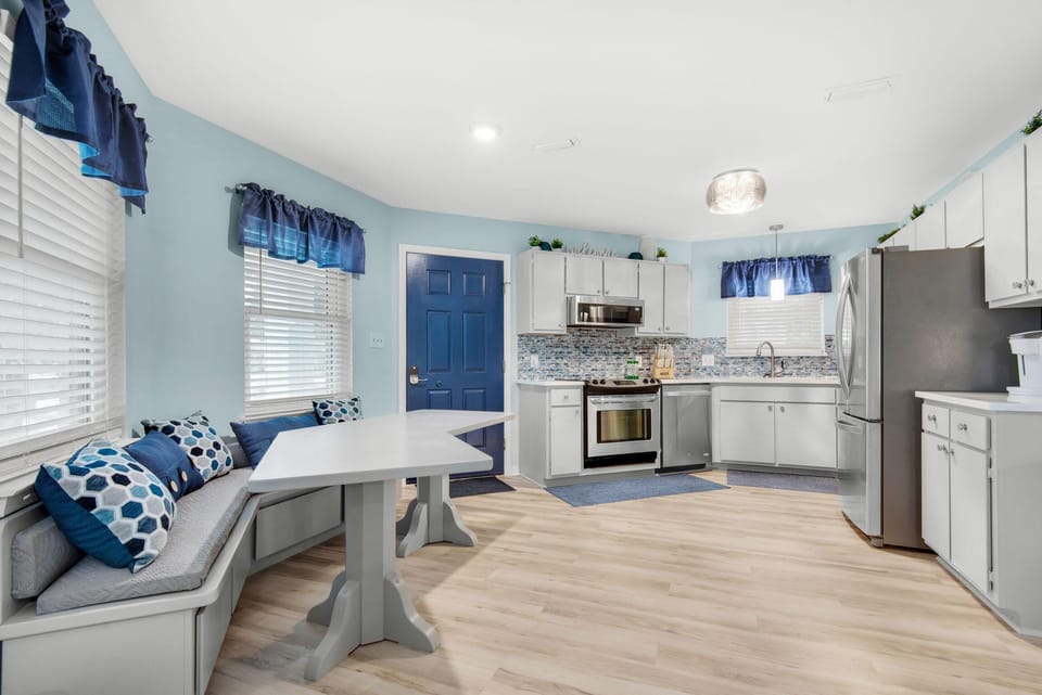 House, Multiple Beds (The Pal House) | Private kitchen | Oven, toaster, paper towels