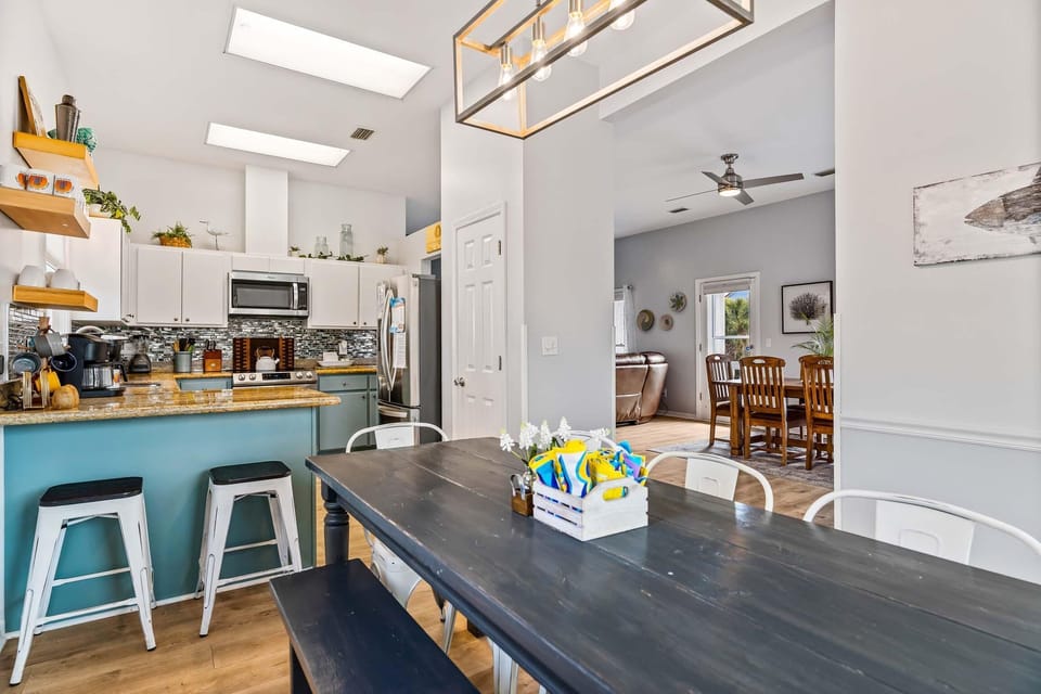 House, Multiple Beds (When the Sun Goes Down) | Private kitchen | Oven, toaster