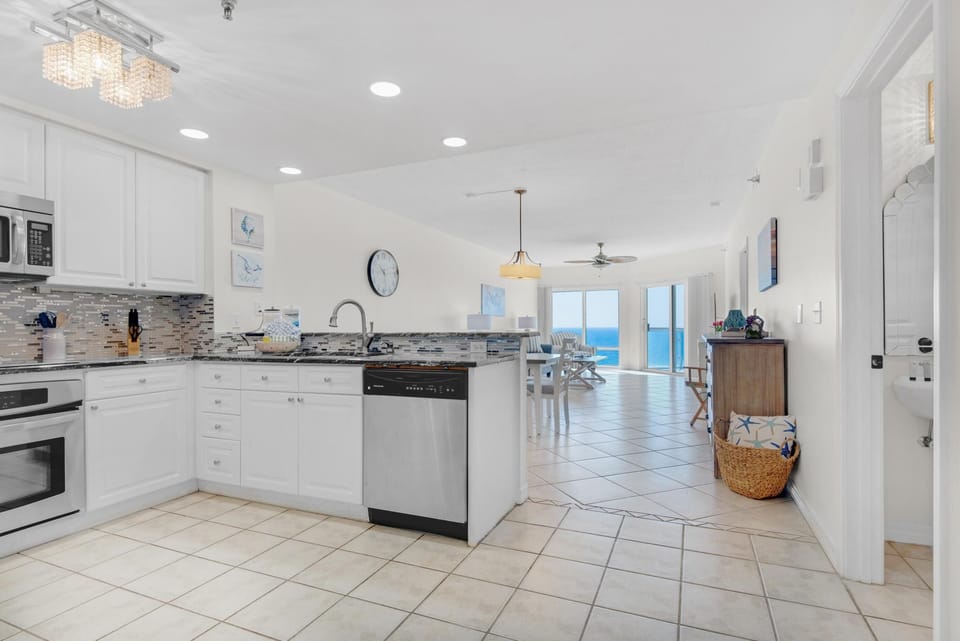 Condo, Multiple Beds (Emerald Isle Unit 1207) | Private kitchen | Oven, toaster, paper towels