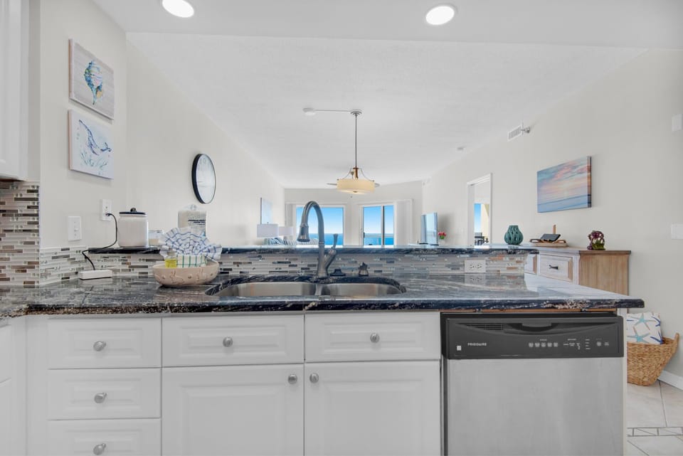Condo, Multiple Beds (Emerald Isle Unit 1207) | Private kitchen | Oven, toaster, paper towels