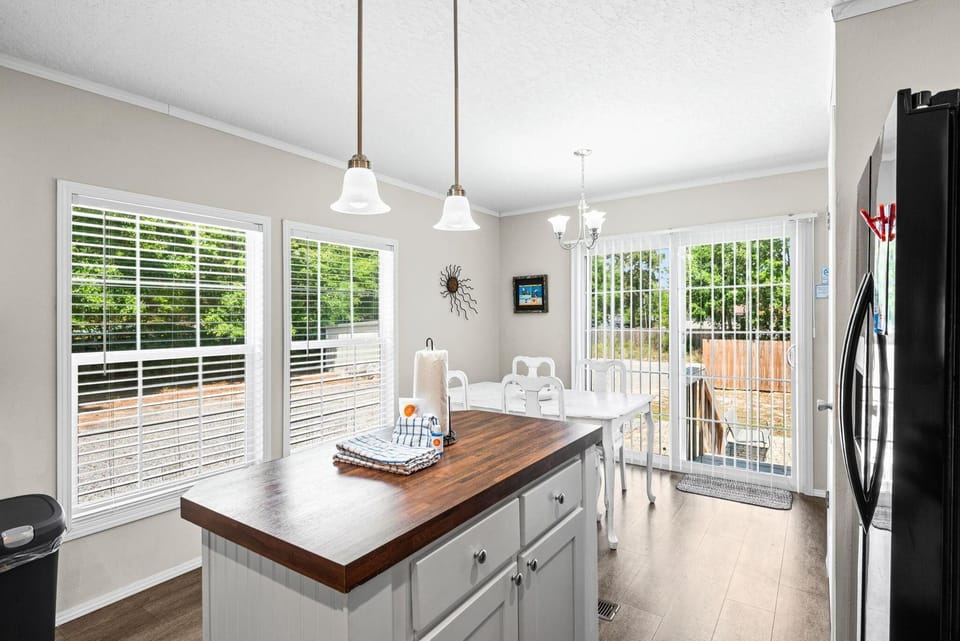 House, Multiple Beds (Beachin' Fun) | Dining