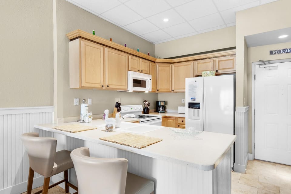 Condo, 1 Queen Bed with Sofa bed (Sans Souci unit 405) | Private kitchen | Oven, toaster, paper towels