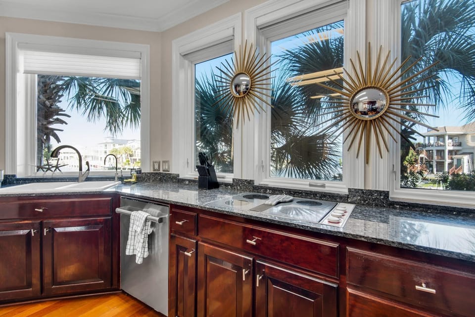 House, Multiple Beds (Tequila Sunrise) | Private kitchen | Oven, toaster, paper towels