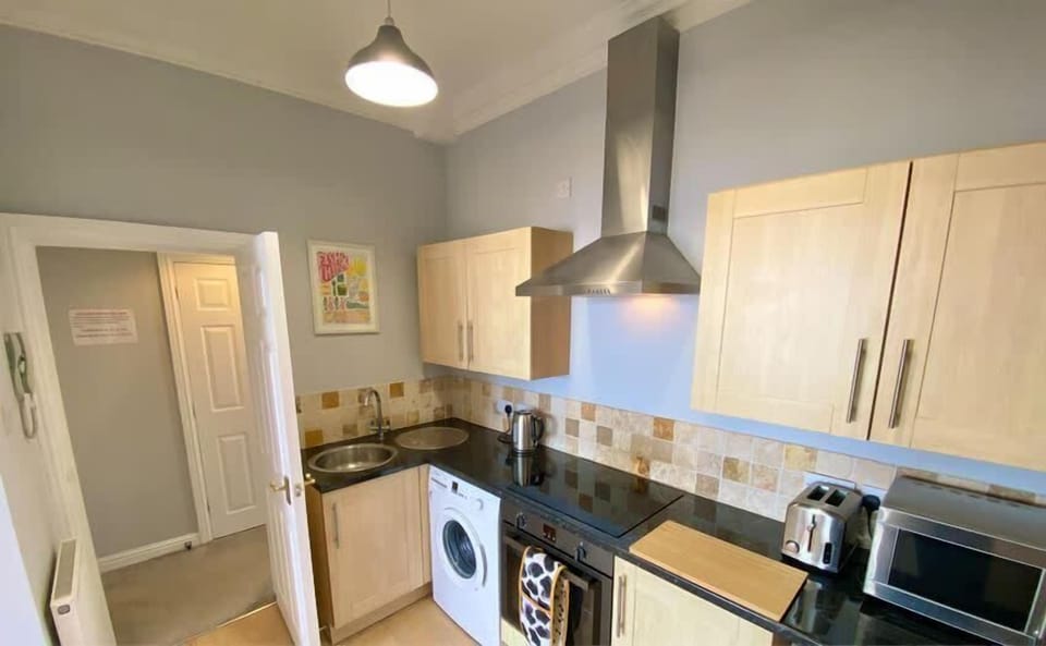 Well specced kitchen with washing machine, microwave etc