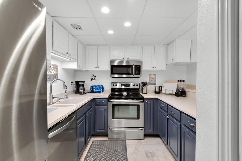 Condo, 1 Queen Bed with Sofa bed (Sand Dollar W-103) | Private kitchen | Oven, toaster, paper towels