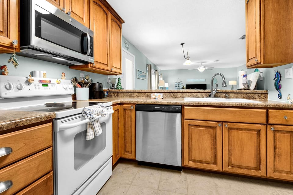 Condo, Multiple Beds (Beachview 101- Beaches and MoonBeams) | Private kitchen | Oven, toaster, paper towels