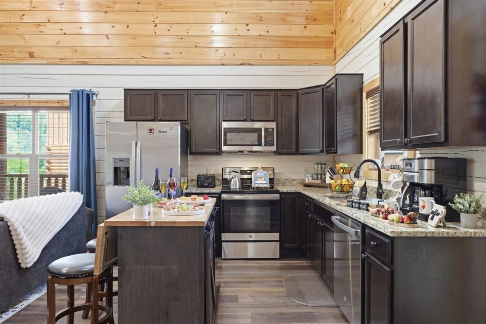 Enjoy a Modern Kitchen with Everything You Need from Tableware to Tupperware!