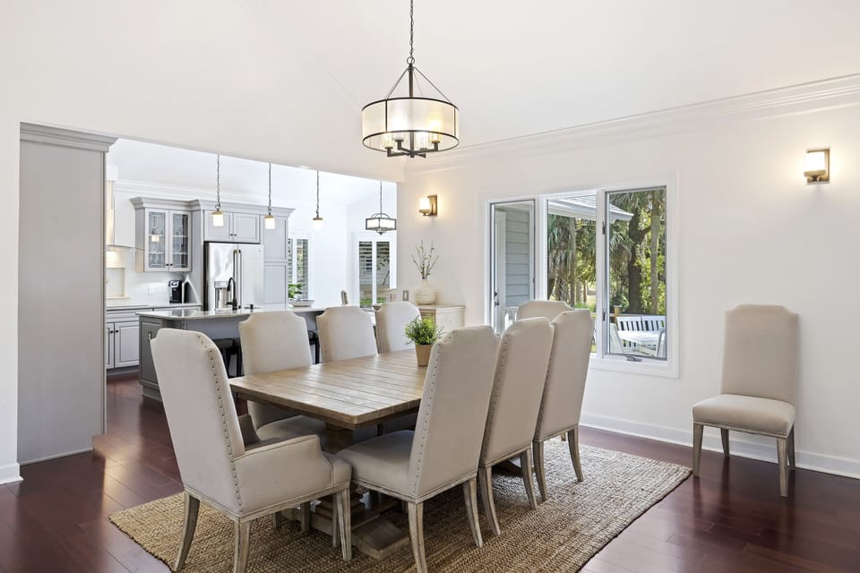 Dining table seats 8+ guests