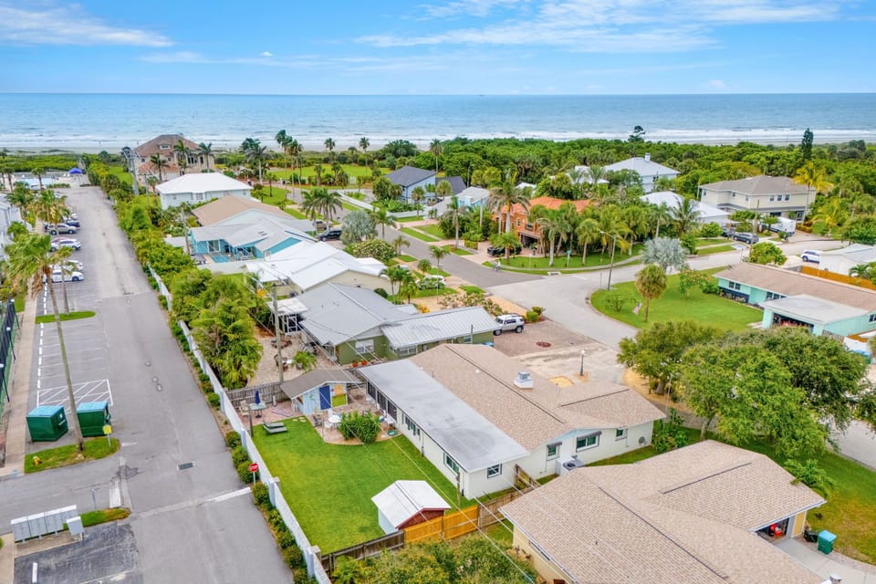 5 min walk to the beach