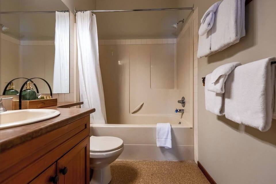 Bathroom l Bath & Shower