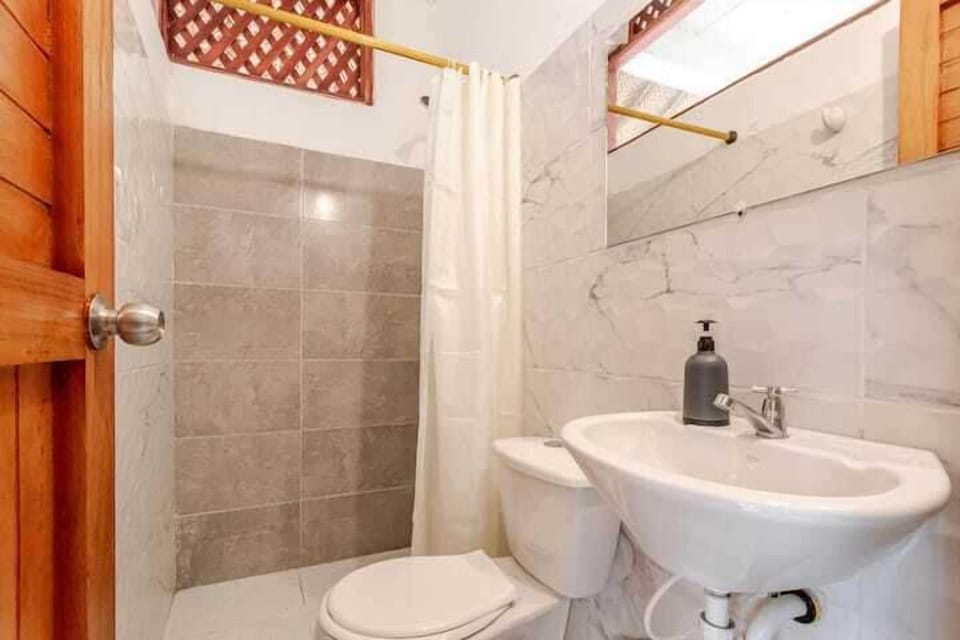 Family Room | Bathroom | Free toiletries
