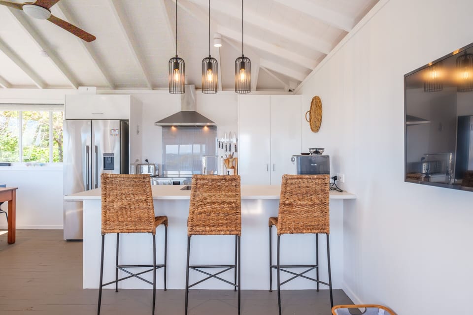 Comfort House | Private kitchen | Full-size fridge, microwave, oven, stovetop