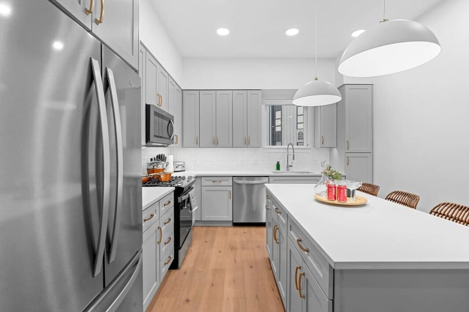 Fully stocked kitchen with all that you need. Pots, pans, bakeware, salt +pepper, and olive oil!!