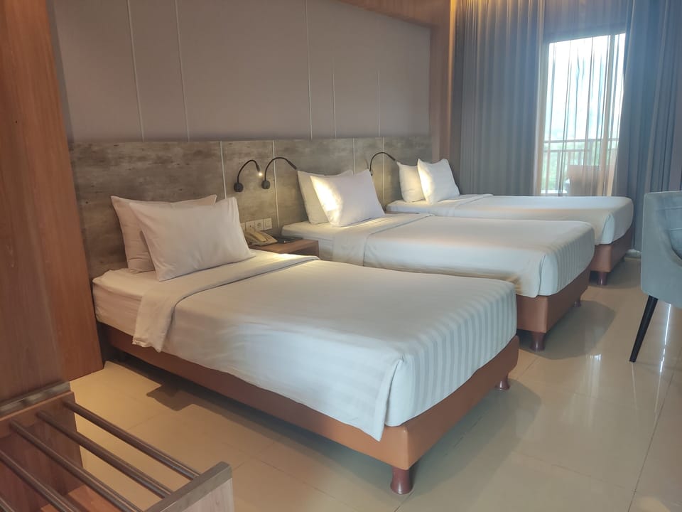 Deluxe Triple Room | Desk, laptop workspace, free WiFi, bed sheets