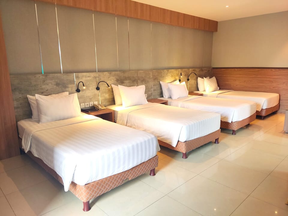 Deluxe Quadruple Room | Desk, laptop workspace, free WiFi, bed sheets