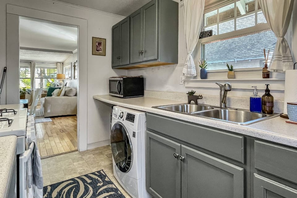 Fully equipped kitchen, with washer/dryer combo
