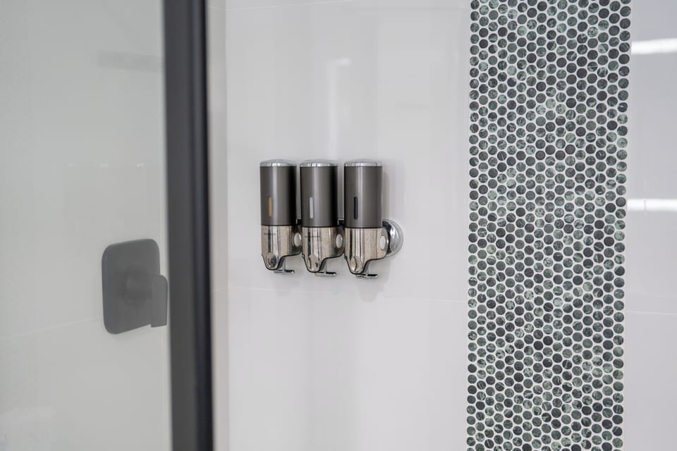 2 Queen Designer | Bathroom | Hair dryer, towels, soap, shampoo