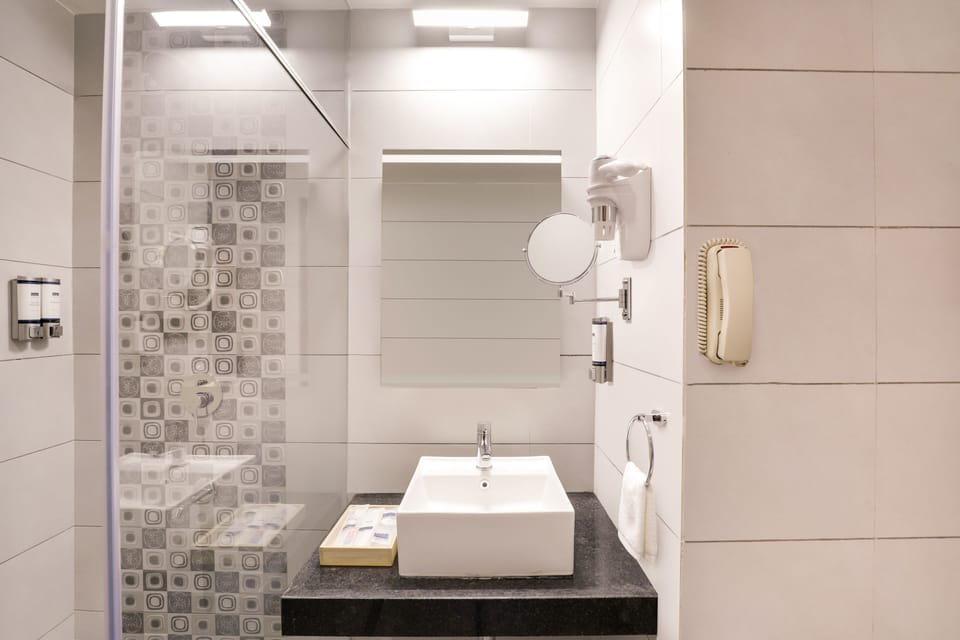 Superior Room | Bathroom | Free toiletries, hair dryer