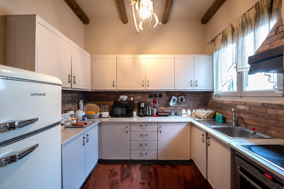Deluxe House, Courtyard View | Private kitchen | Espresso maker, coffee/tea maker, electric kettle