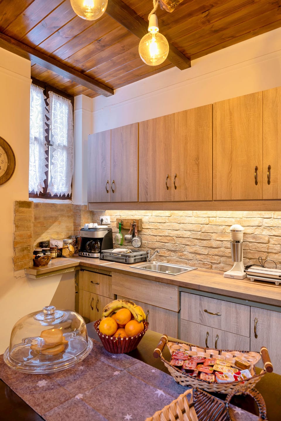 Deluxe House, City View | Private kitchen | Espresso maker, coffee/tea maker, electric kettle