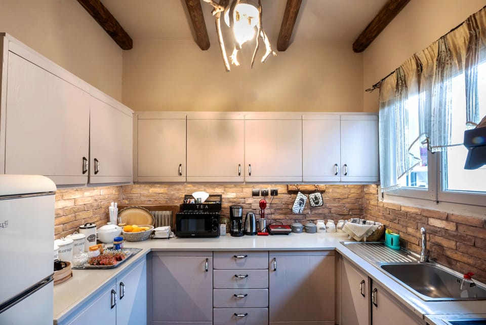 Deluxe House, Courtyard View | Living area | 40-inch flat-screen TV with digital channels, TV, fireplace