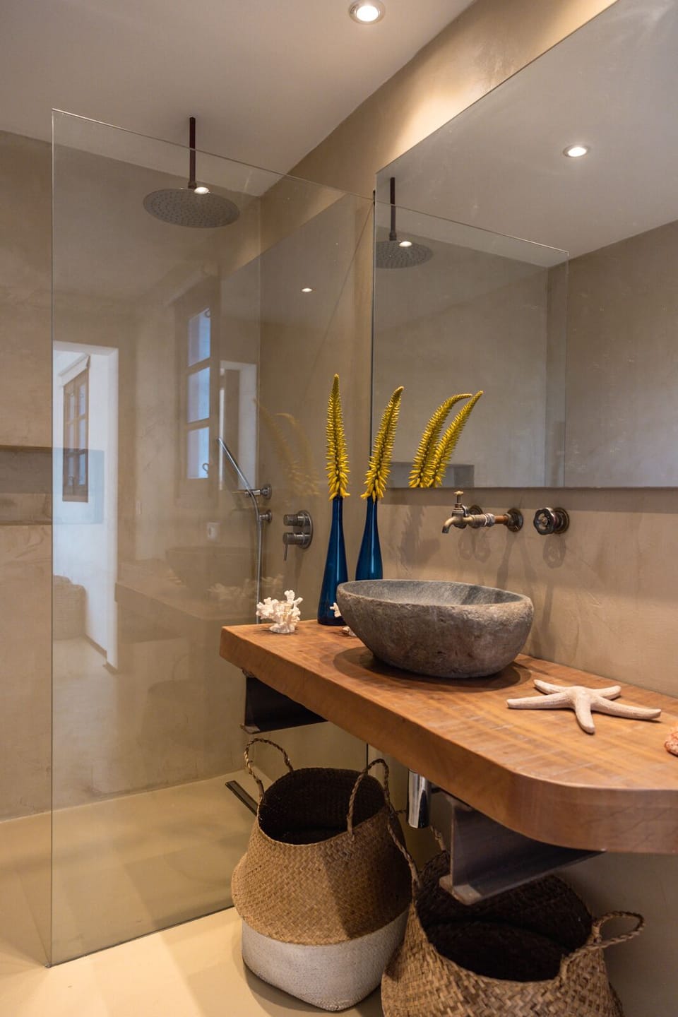 Deluxe Room, 1 Queen Bed | In-room safe, free WiFi, bed sheets