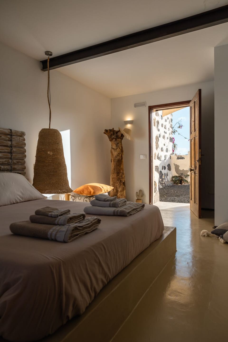 Deluxe Room, 1 Queen Bed | In-room safe, free WiFi, bed sheets